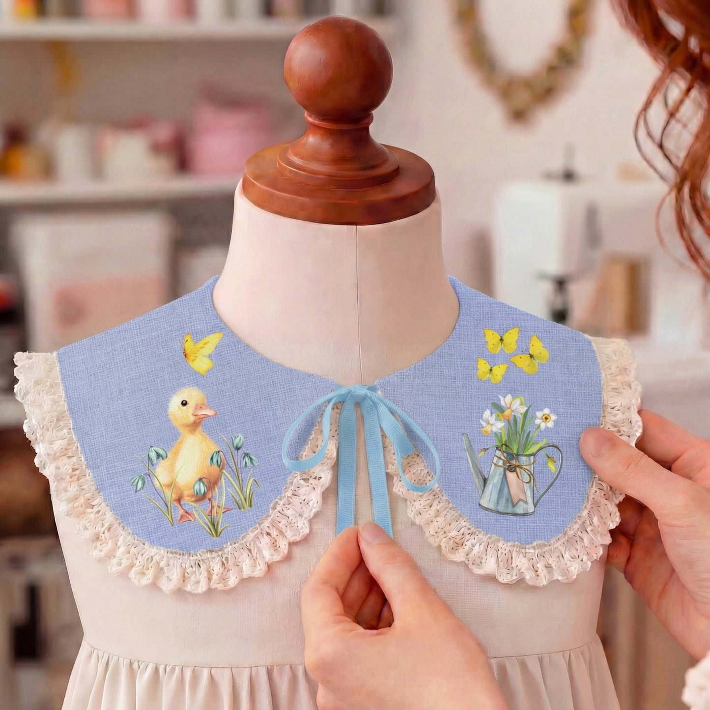 Lila Leinenkragen für Babys mit illustriertem Frühlingsdruck