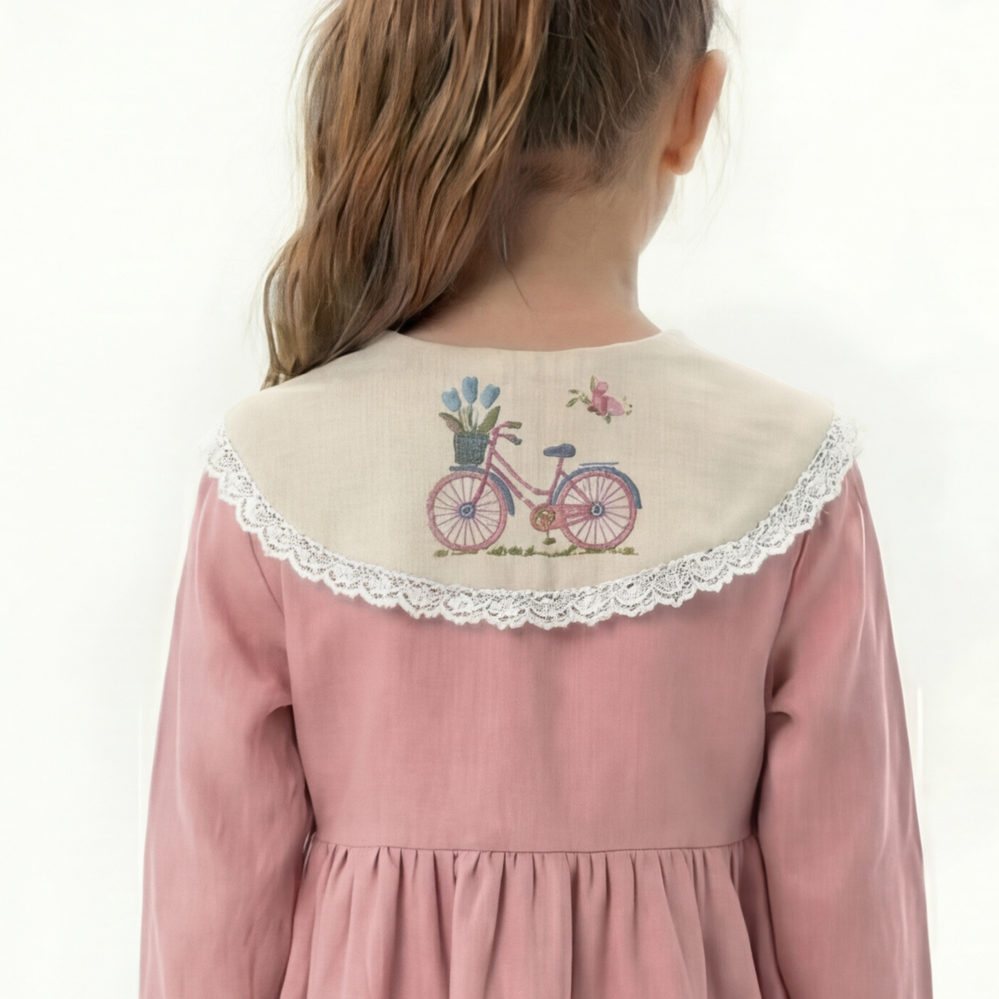 Dekorativer Leinenkragen für Mädchen mit Tulpenstickerei – Handgefertigt in Italien