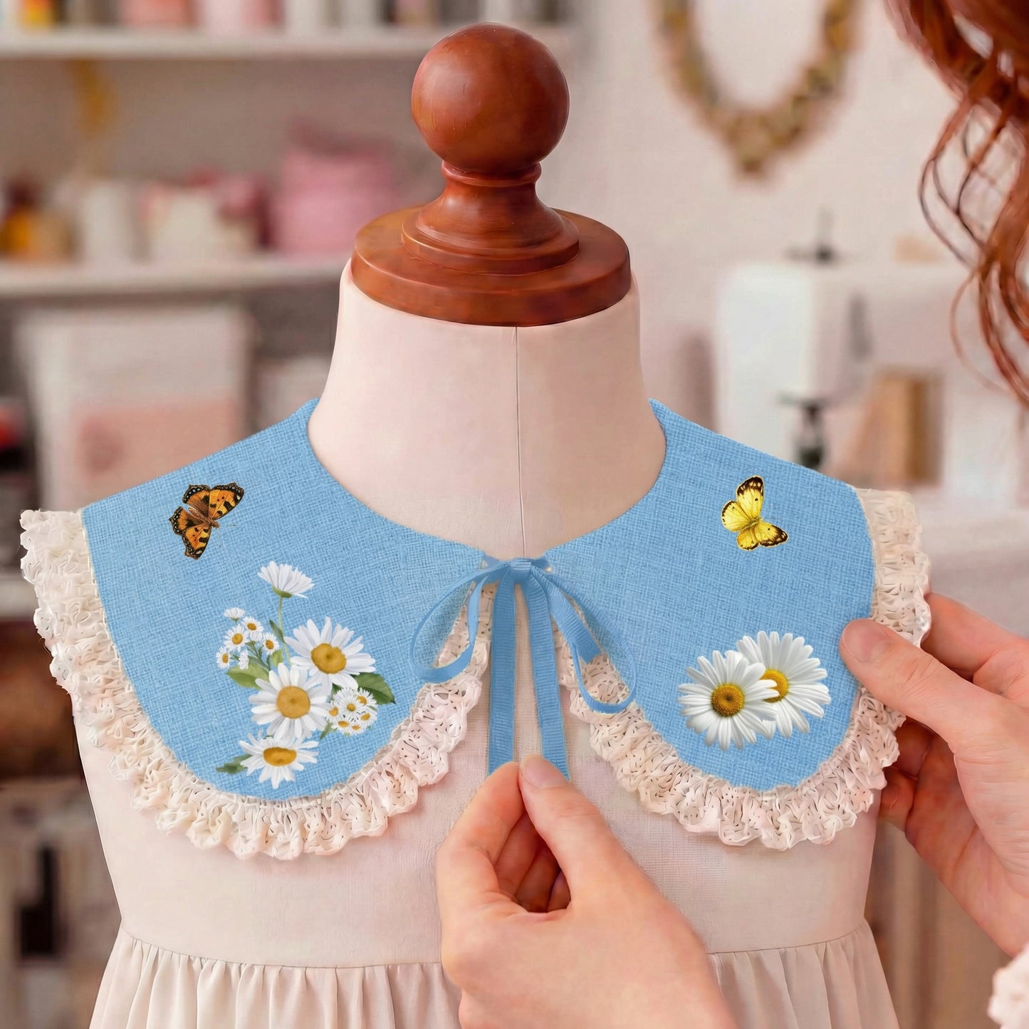 Hellblauer Leinenkragen für Mädchen mit Gänseblümchen- und Schmetterlingsprint