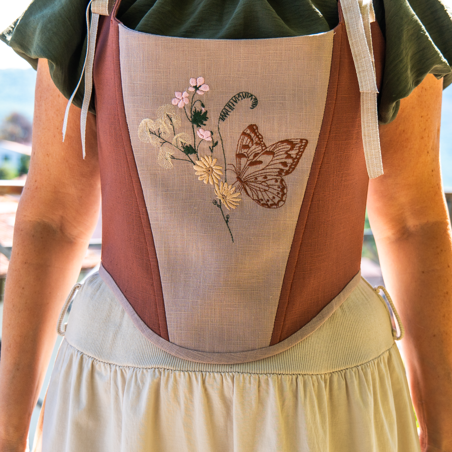 Corsetto in lino con ricamo floreale