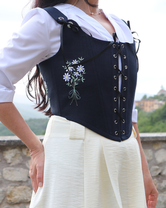 Corsetto in lino con ricamo floreale. Stile cottagecore elegante