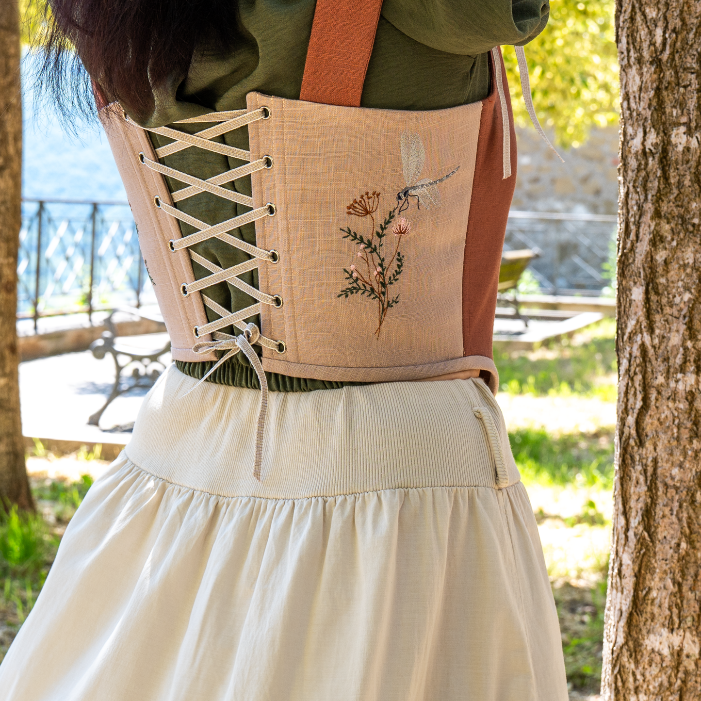Corsetto in lino con ricamo floreale