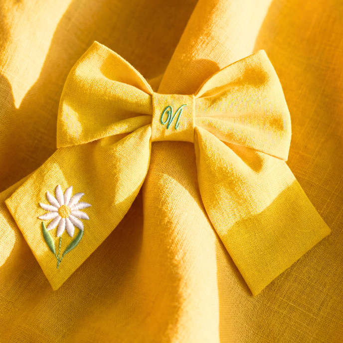 Fiocco per capelli in lino giallo con ricamo margherita – Fiocco fatto a mano per bambina