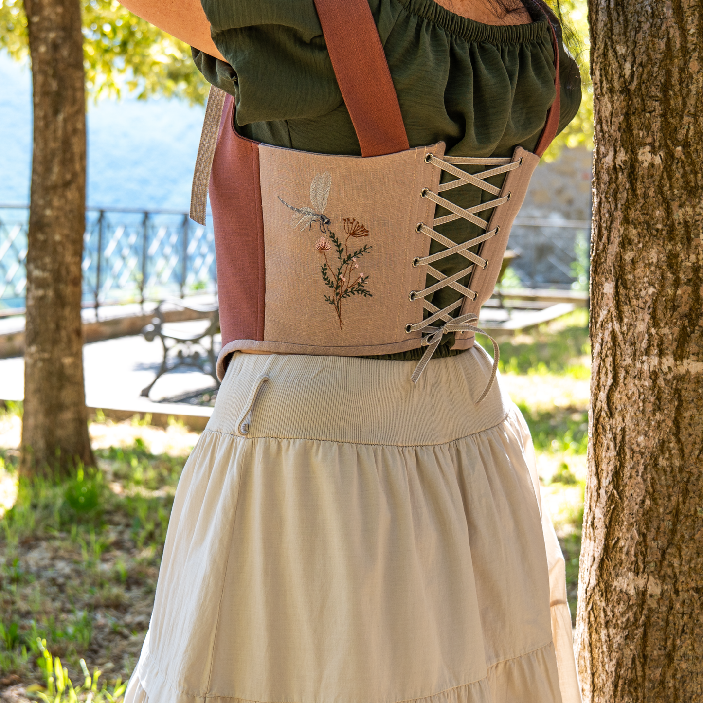Corsetto in lino con ricamo floreale