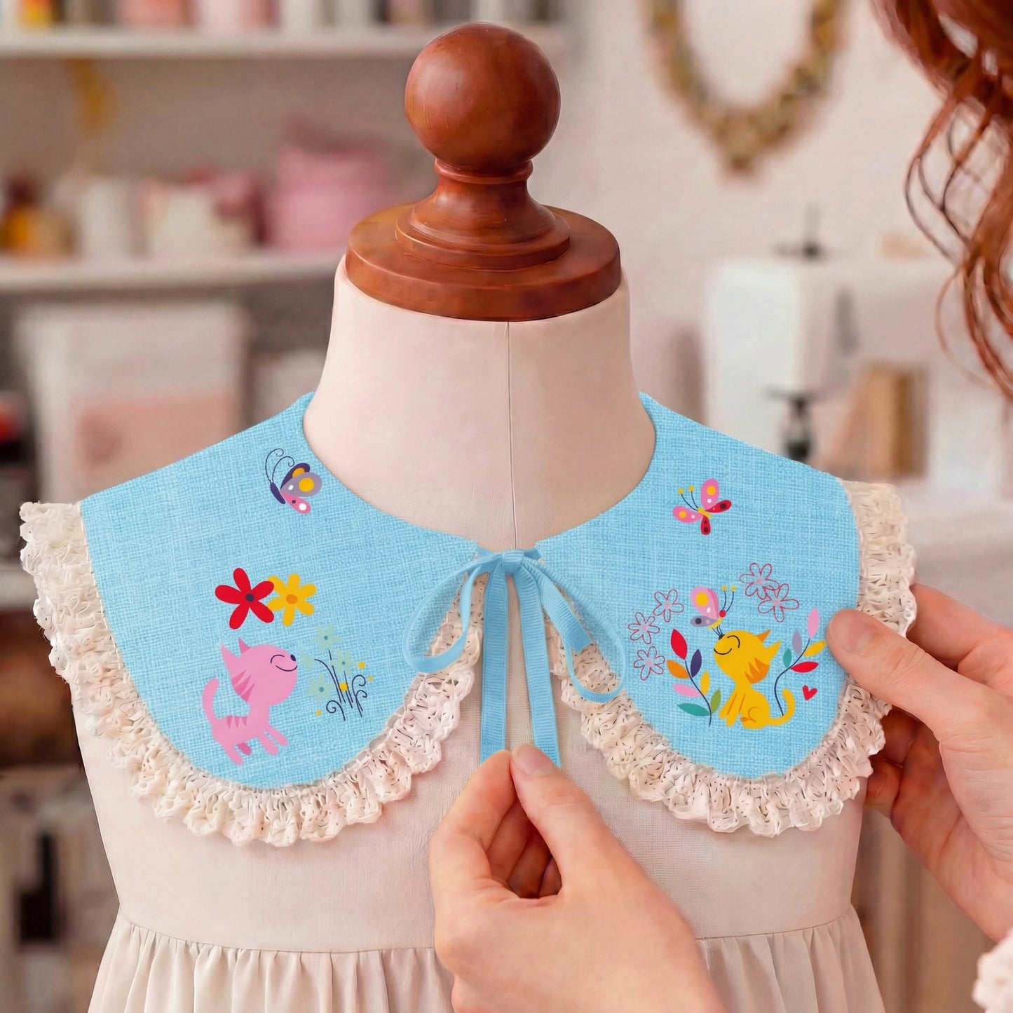 Colletto in lino azzurro per bambina con stampa illustrata