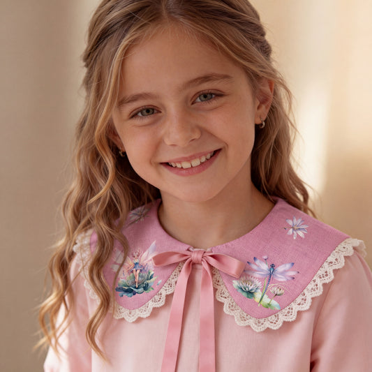 Peter-Pan-Kragen aus rosa Leinen mit Blumen- und Märchenprint – handgefertigt