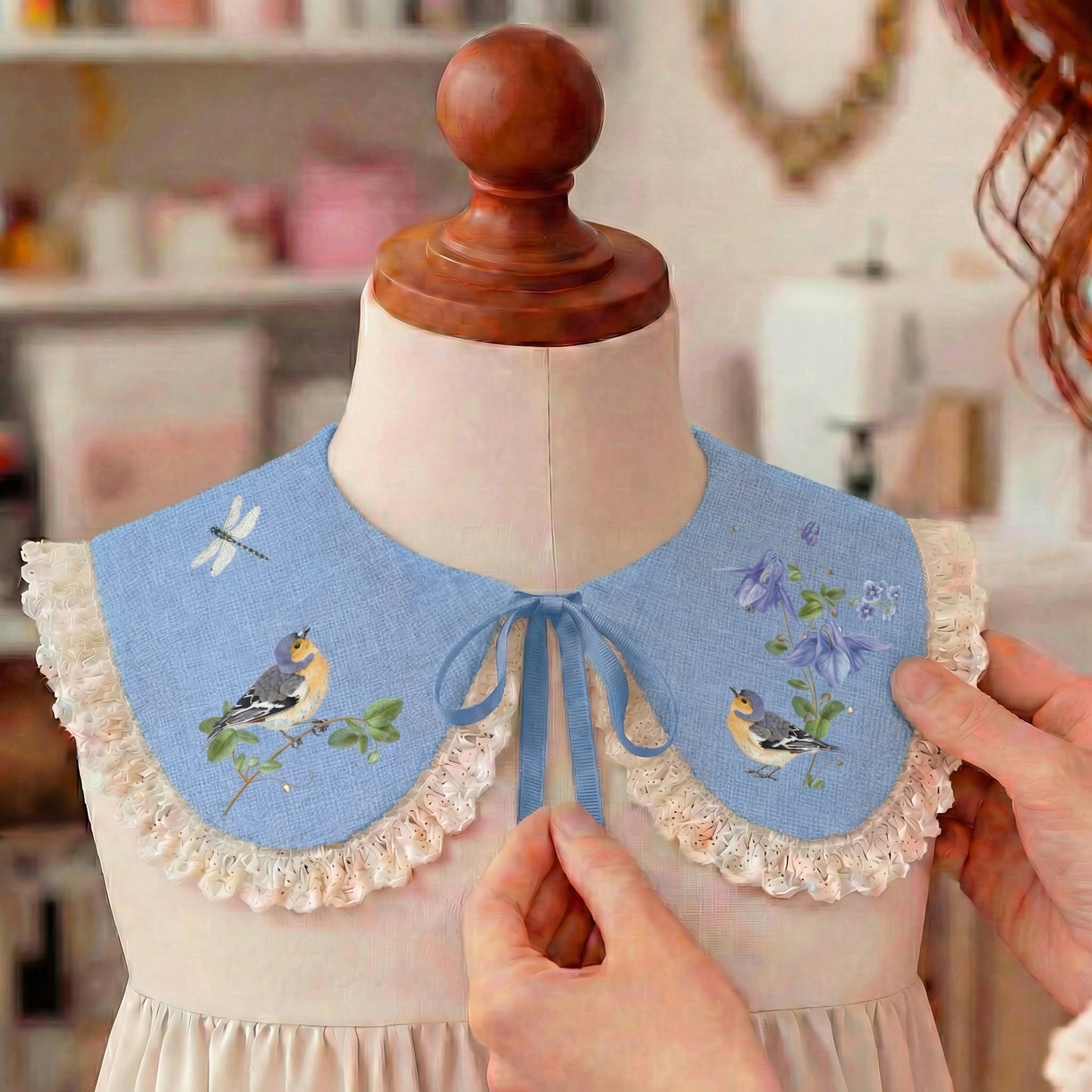 Colletto in lino azzurro bambina con uccellini e fiori
