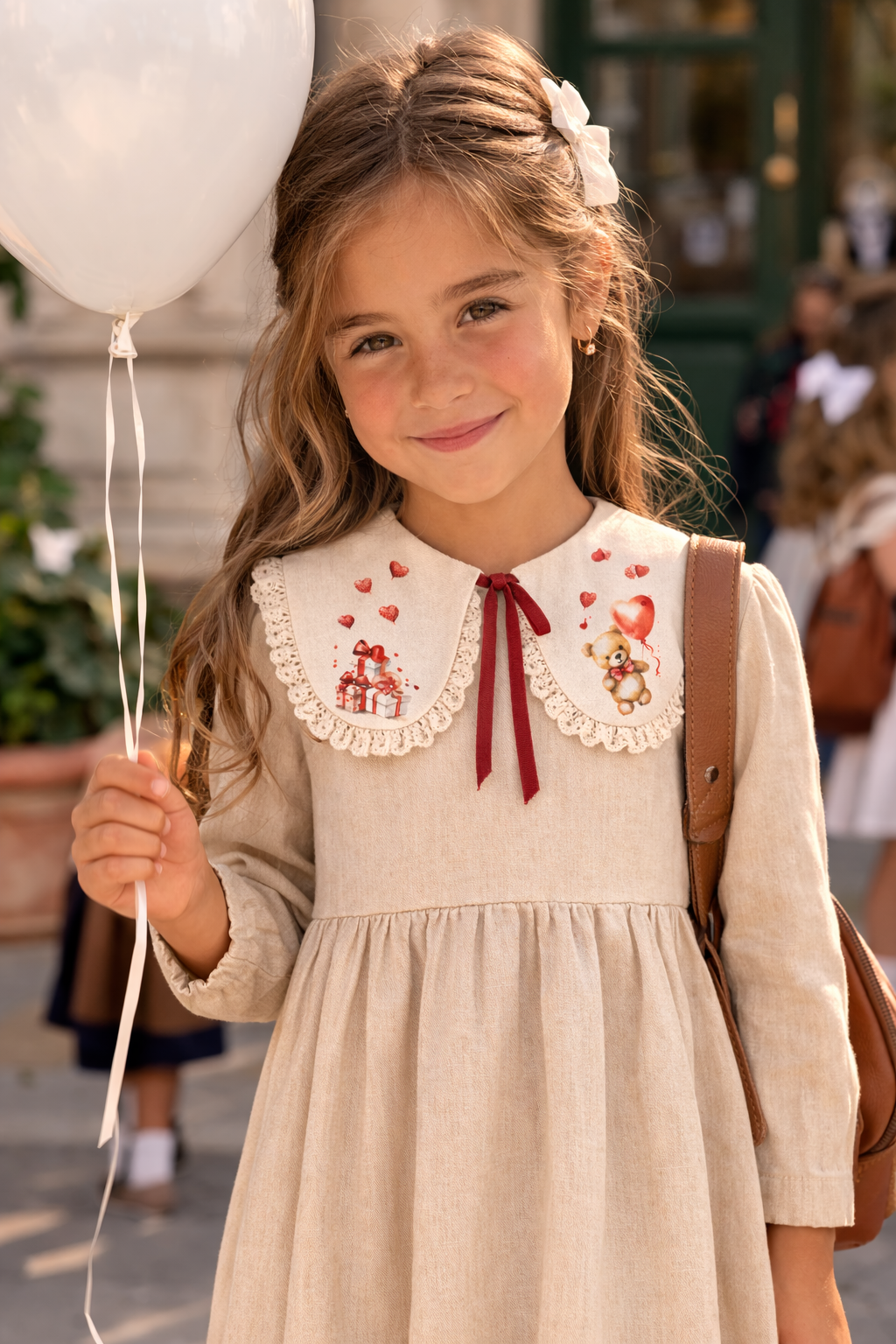 Colletto decorativo in lino beige con pizzo e stampa romantica San Valentino