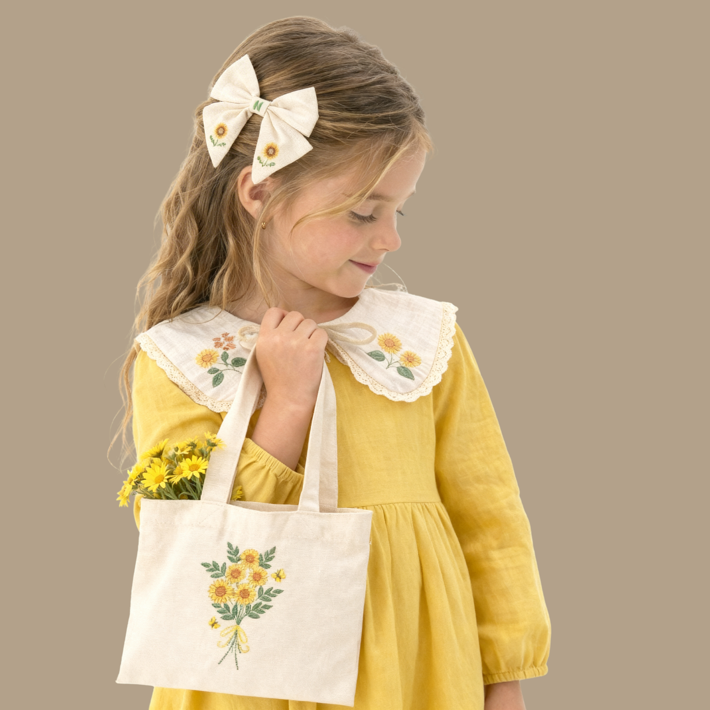 Komplettes Set für Mädchen aus Naturleinen – bestickter Kragen, Shopper und 2 Schleifen mit Sonnenblumen, handgefertigt in Italien