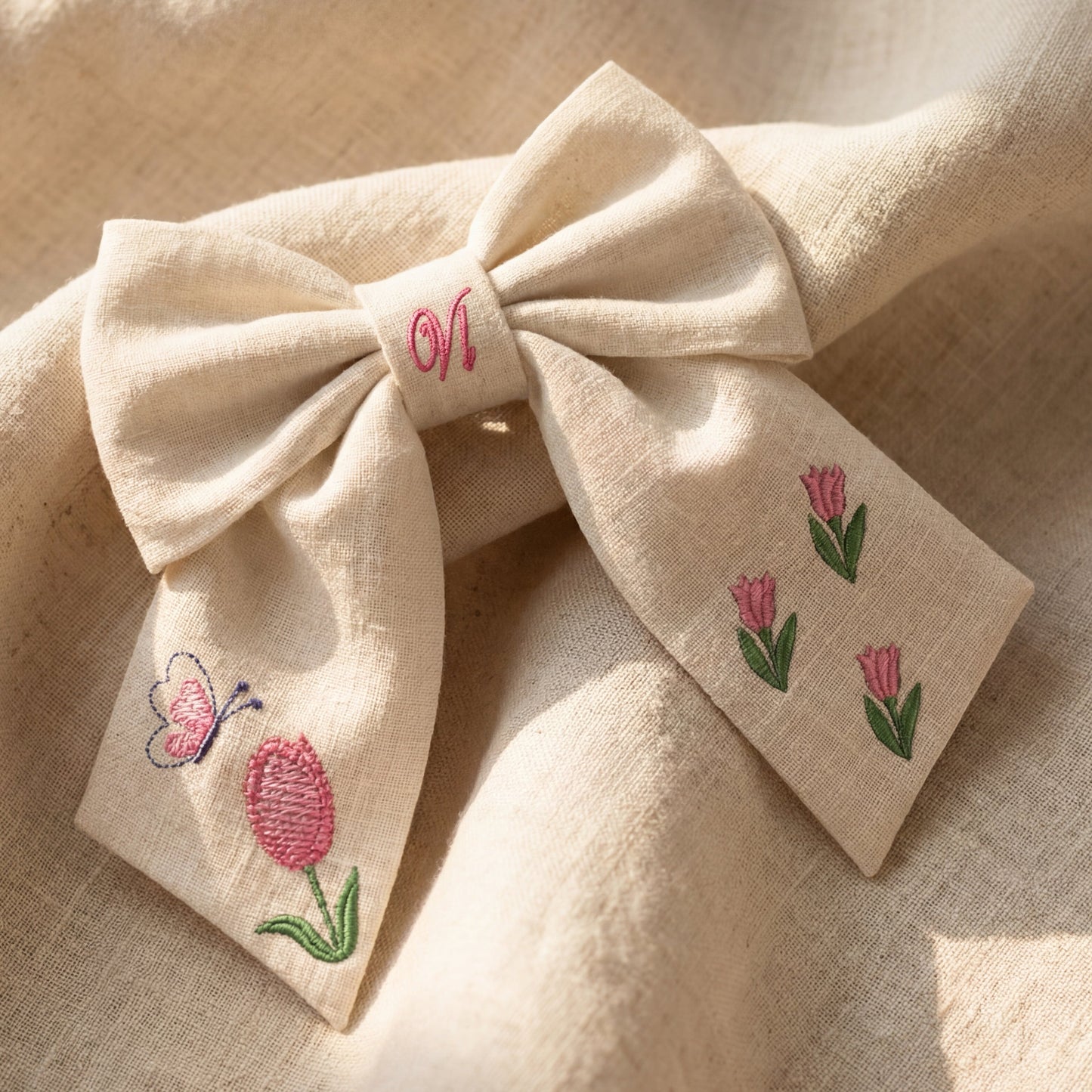 Leinen-Haarspange mit Tulpenstickerei – Handgemachte Haarspange für Mädchen