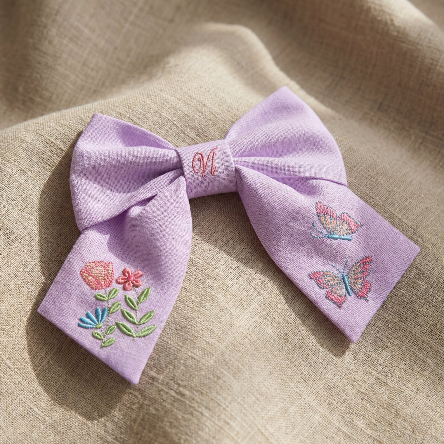 Haarschleife aus Leinen mit Stickerei – Handgemachte Schleife für Mädchen, florales Design und Schmetterlinge