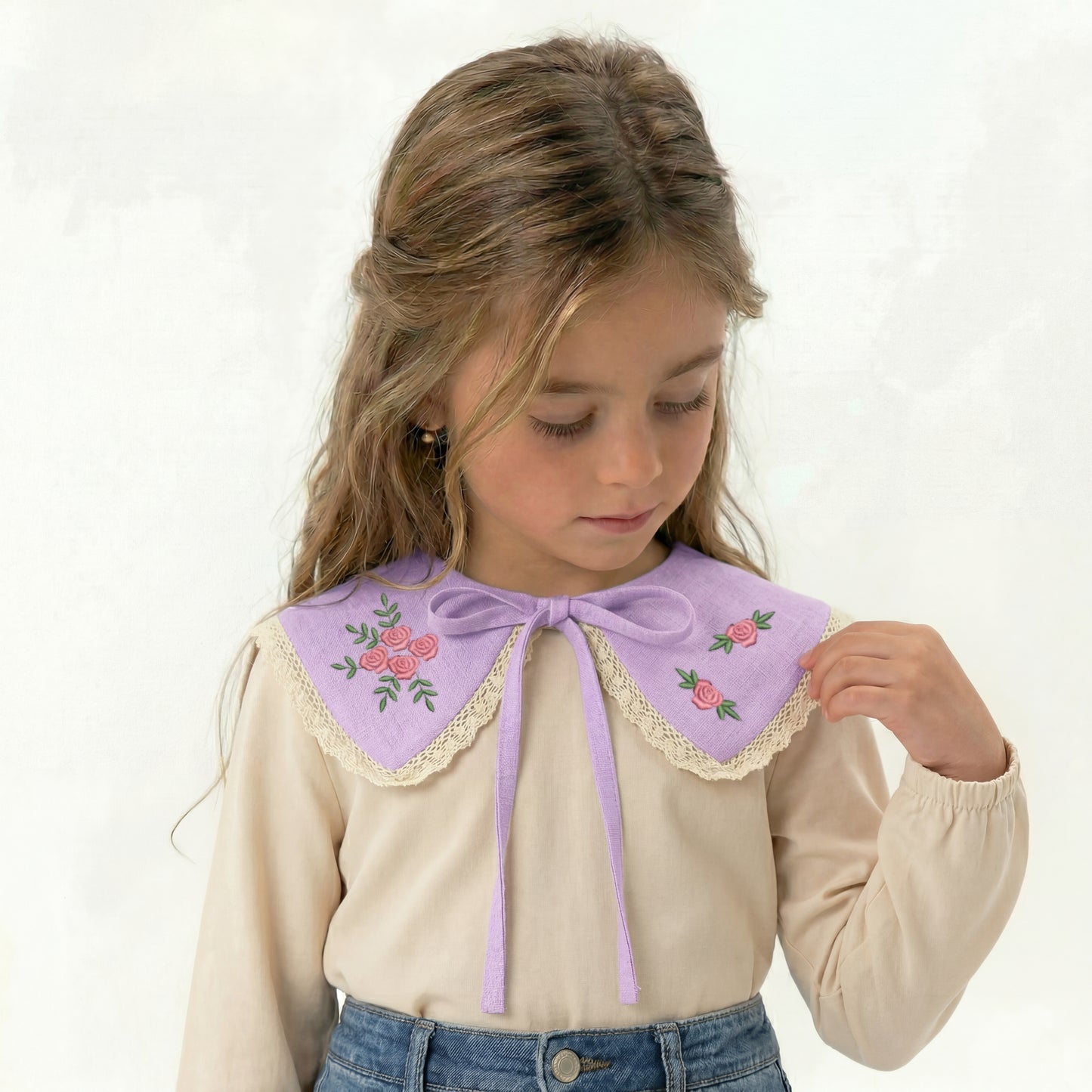 Colletto in lino lilla con ricamo di rose – fatto a mano