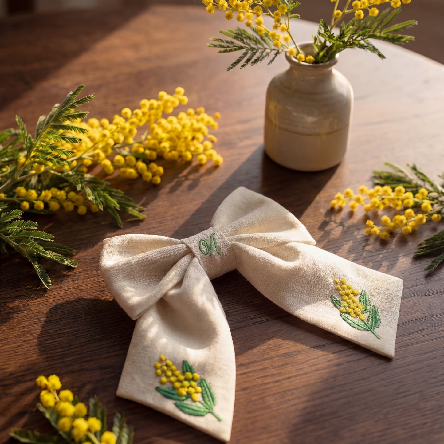 Leinen-Haarschleife mit Mimosenstickerei